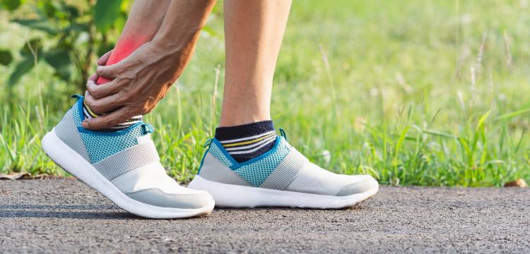 A boka dagadásának okai és a duzzanat kezelése