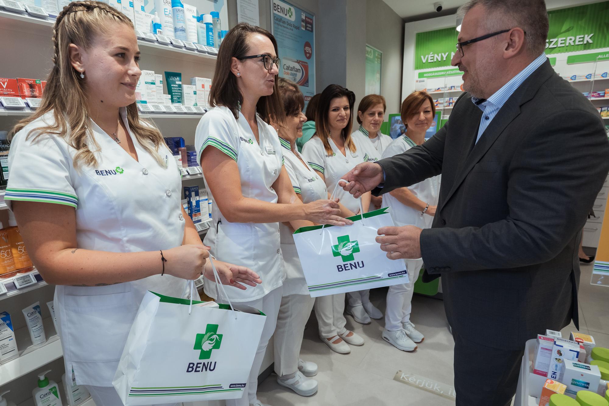 Ünnepélyes gyógyszertár megnyitókkal indult az ősz
