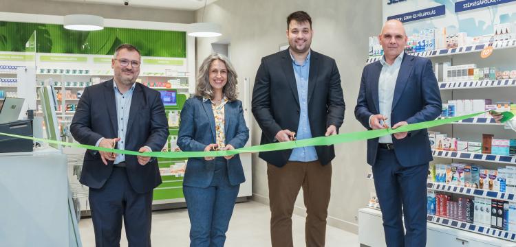 Új helyre költözött a Szent István Gyógyszertár